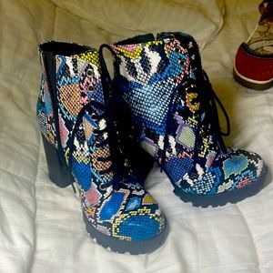 VERSATILE BOOTS 7.5 BRAND NEW